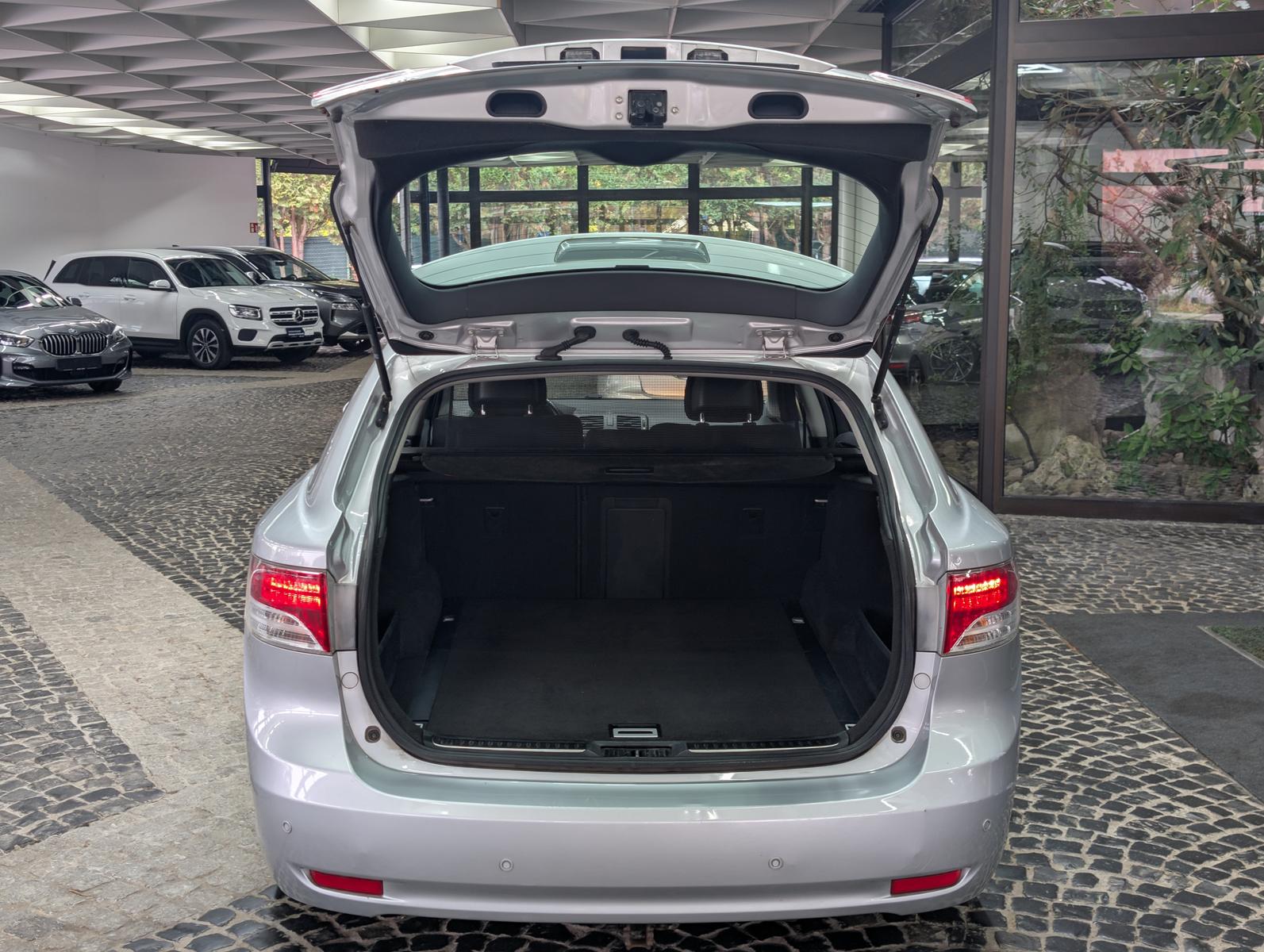 Toyota Avensis 2010 — photo 16