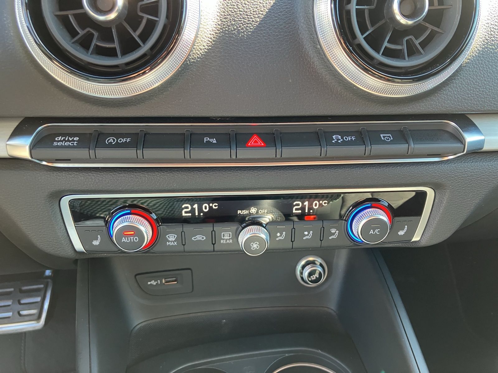 Fahrzeugabbildung Audi A3 Sportback TFSI sport  S-tronic LED NAVI ACC B