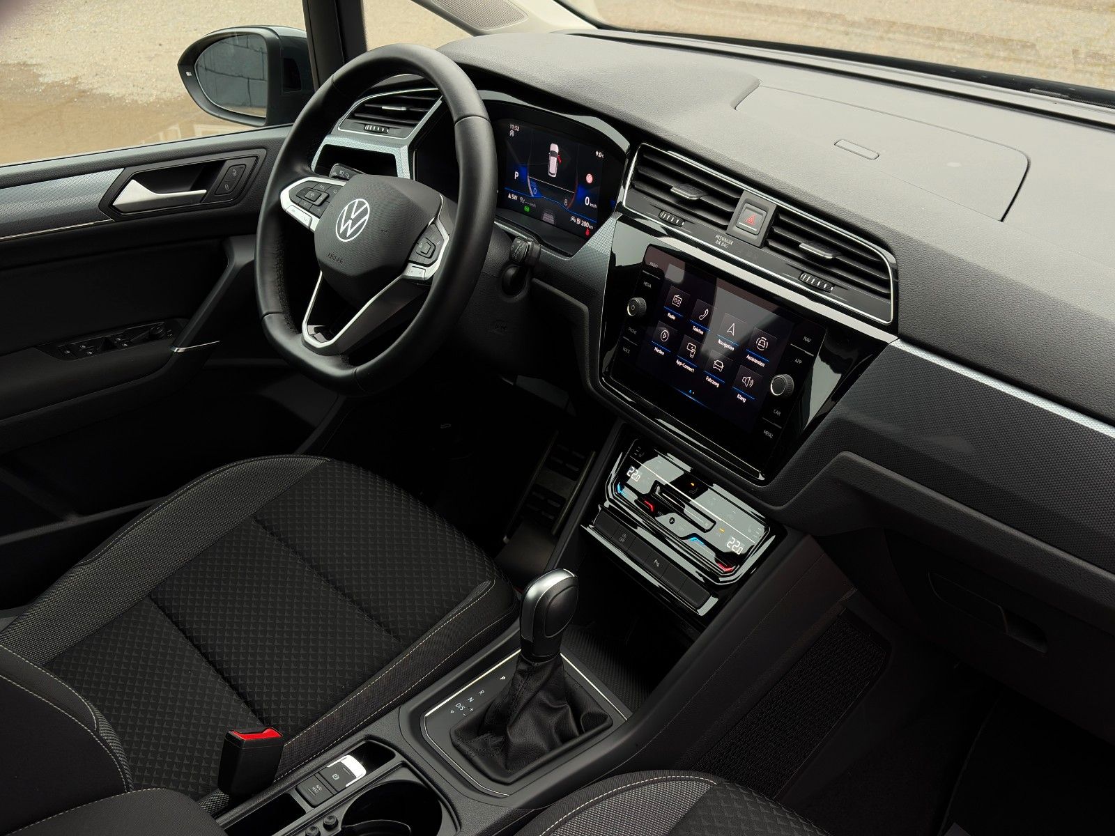 Fahrzeugabbildung Volkswagen Touran 1.5 TSI DSG Active Kamera ACC LED LHZ SHZ