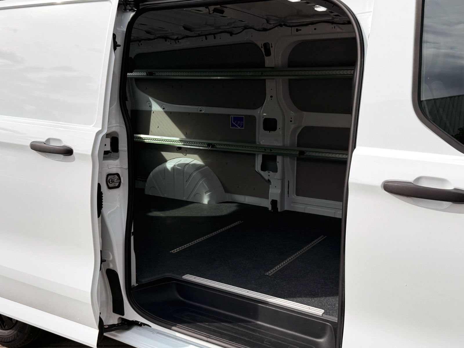 Fahrzeugabbildung Ford Transit Custom Kasten 320 L2 Trend ACC KAM AHK