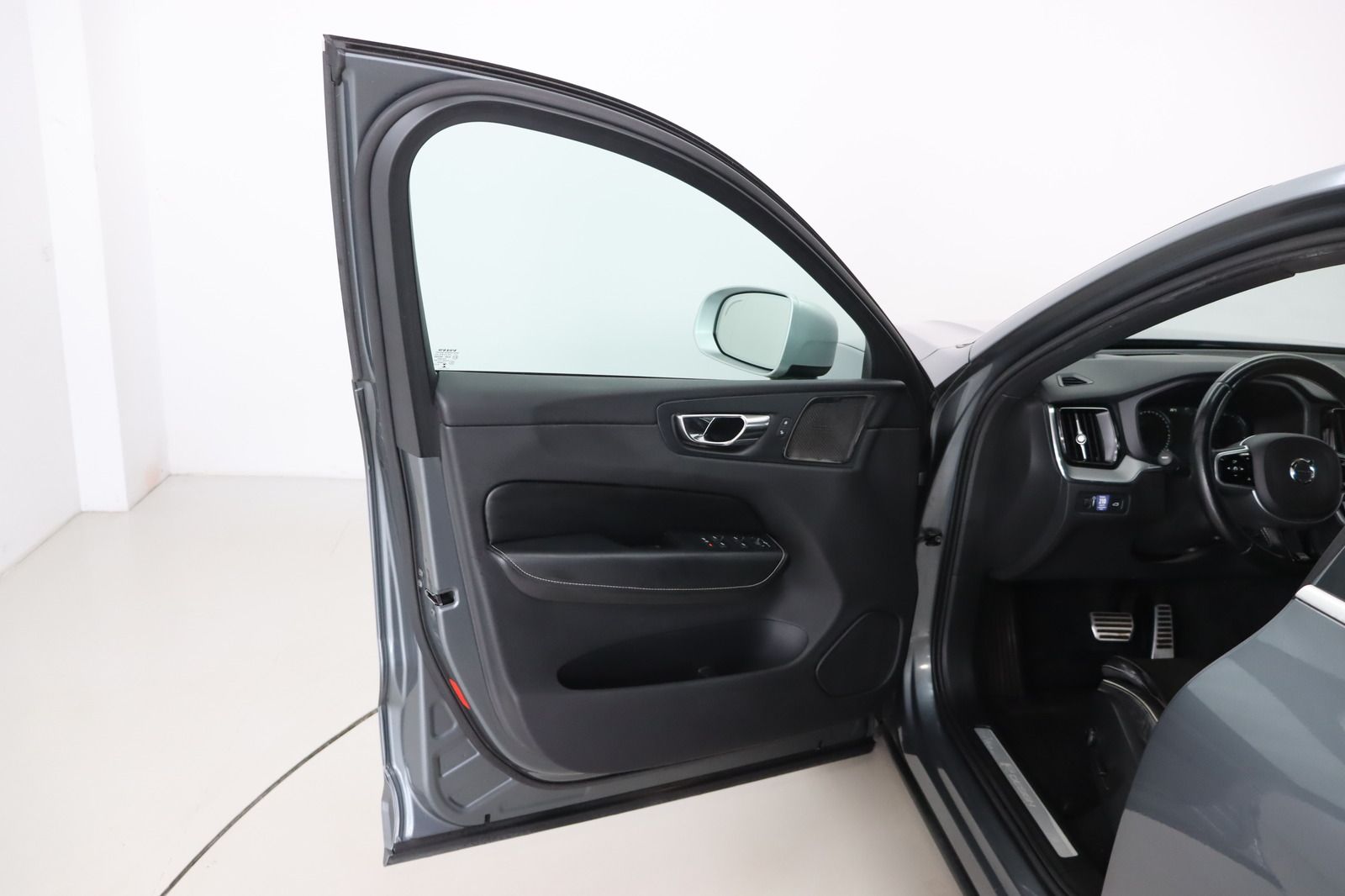 Fahrzeugabbildung Volvo XC60 D4 AWD R - Design aus 1. Hand