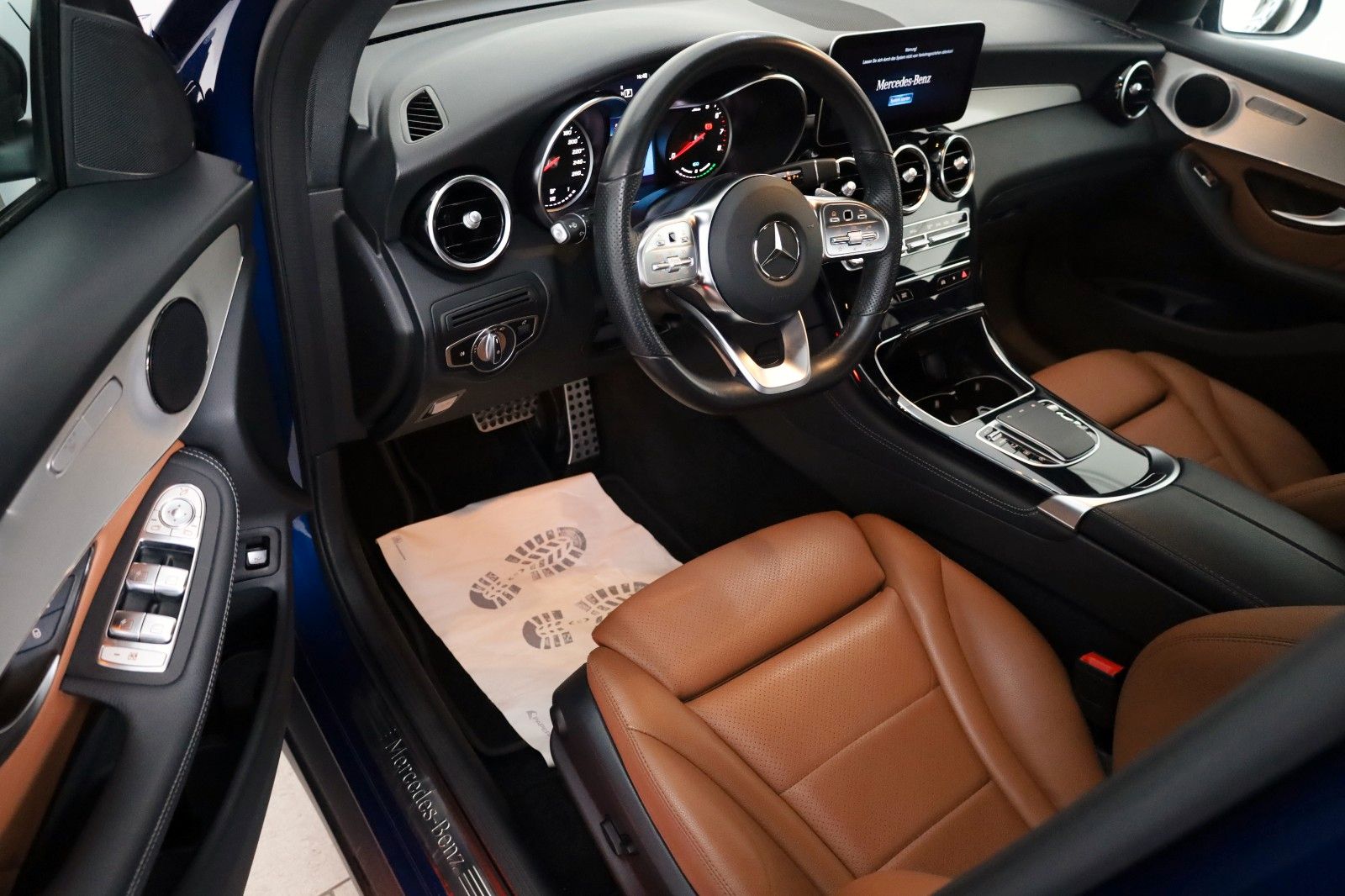 Fahrzeugabbildung Mercedes-Benz GLC 300 4M AMG Line Leder,Navi,LED,Panorama,AHK