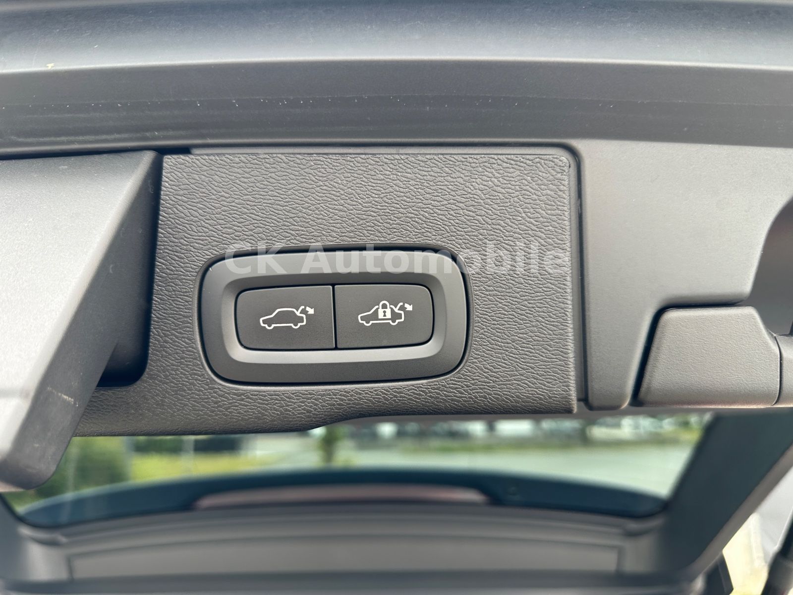 Fahrzeugabbildung Volvo XC60 B4 R Design 2WD/Navi/Pano/Kamera/LED