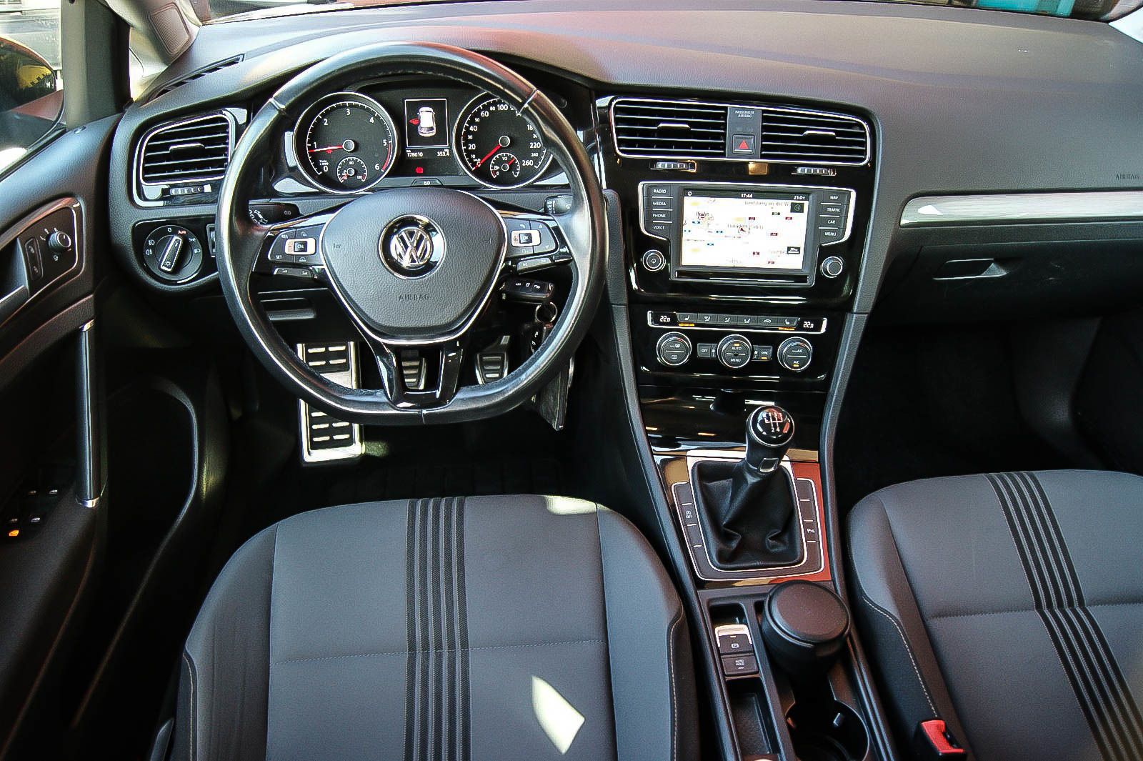 Fahrzeugabbildung Volkswagen Golf VII Allstar 16TDI NAVIGATION SIHZG TEMPOMAT