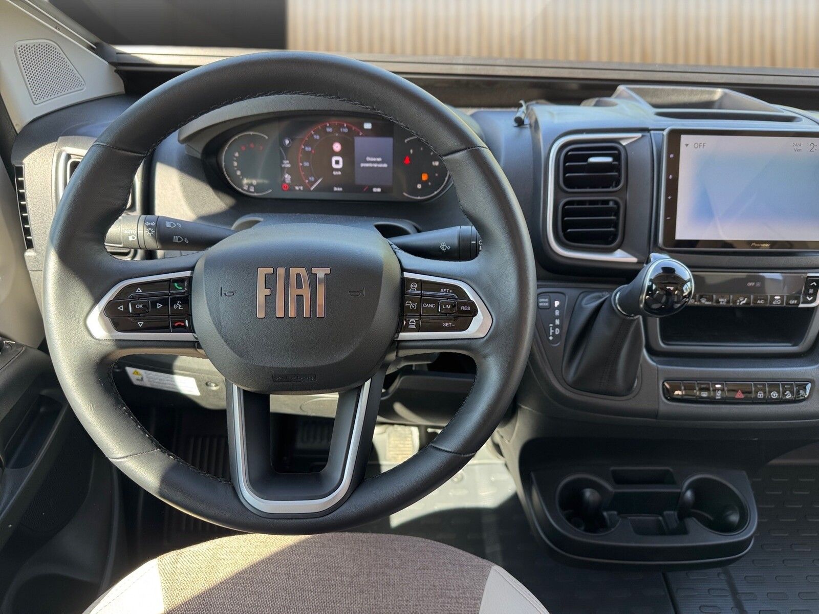 Fahrzeugabbildung Eura Mobil Van V 635 EB 180 PS, Automatik, Panoramadach