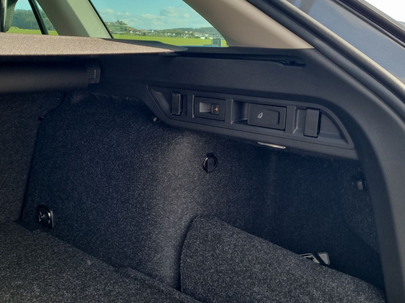 Fahrzeugabbildung SKODA Octavia Combi Tour 2.0 TDI AHK Licht&Sicht+ Win+