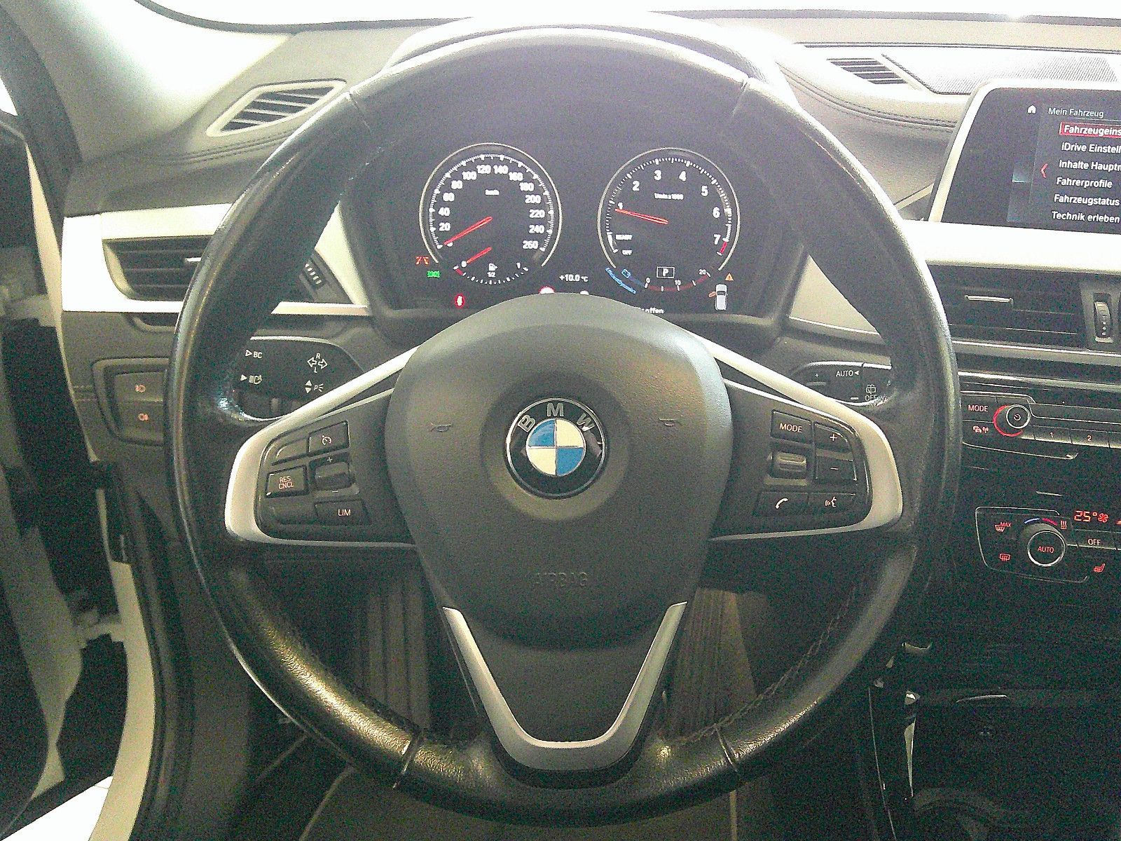 Fahrzeugabbildung BMW X2 sDrive 20 i Advantage / NAVI /AHK/