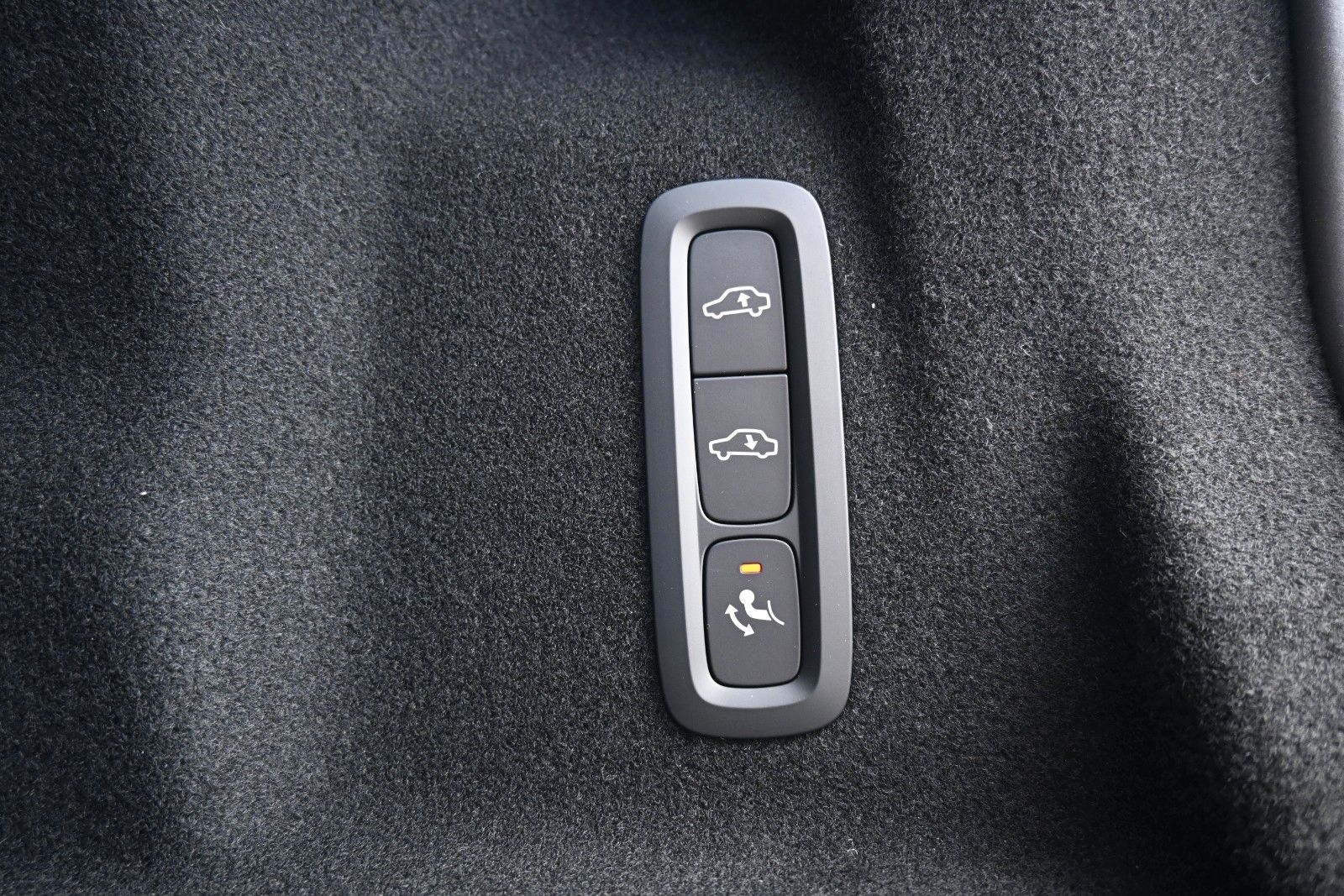 Fahrzeugabbildung Volvo XC60 B5 AWD Ultra Dark*LUFT*360°*ACC*B&W*AHK