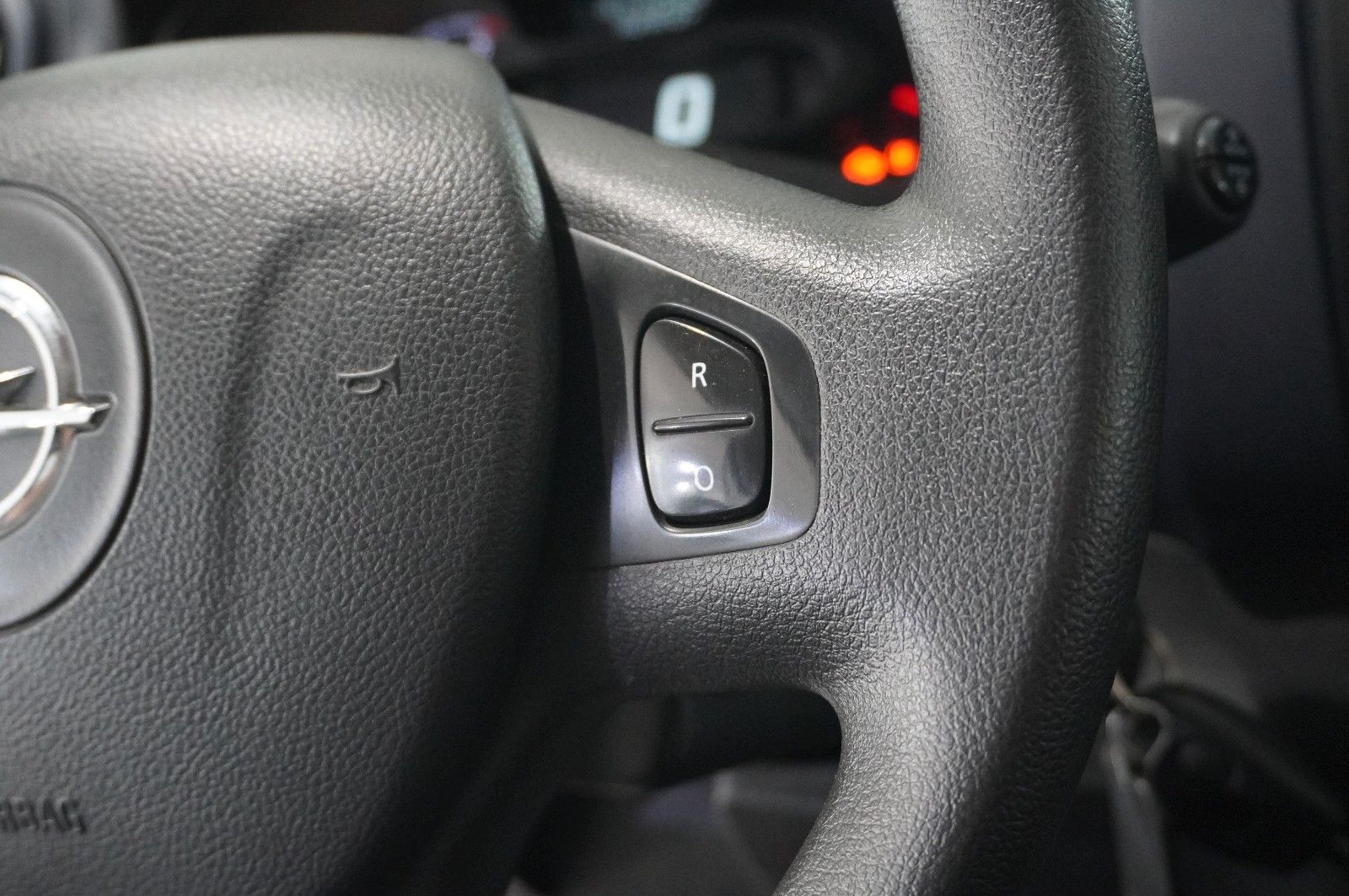 Fahrzeugabbildung Opel Vivaro B 1.6D KOMBI 8-SITZE L1H1 KLIMA/PDC/TEMP.