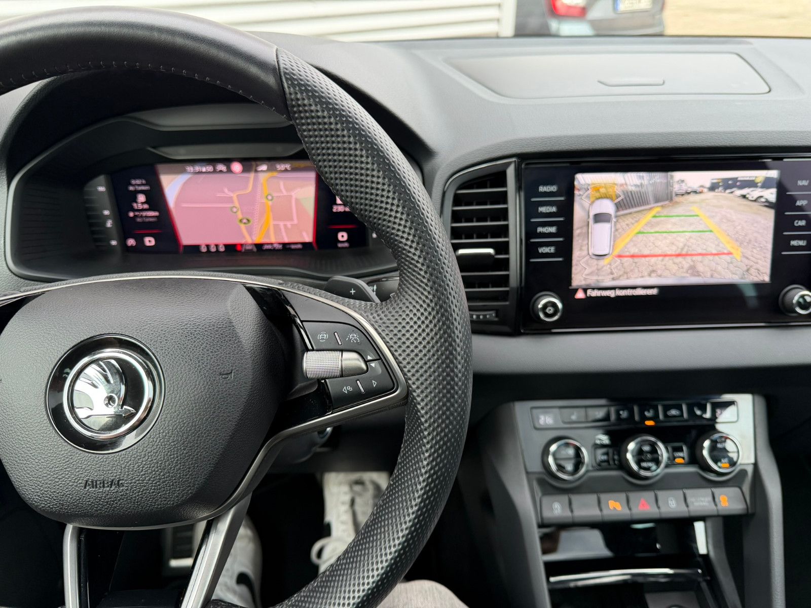 Fahrzeugabbildung SKODA Karoq Sportline 2.0 TSI  4x4 PANO ACC