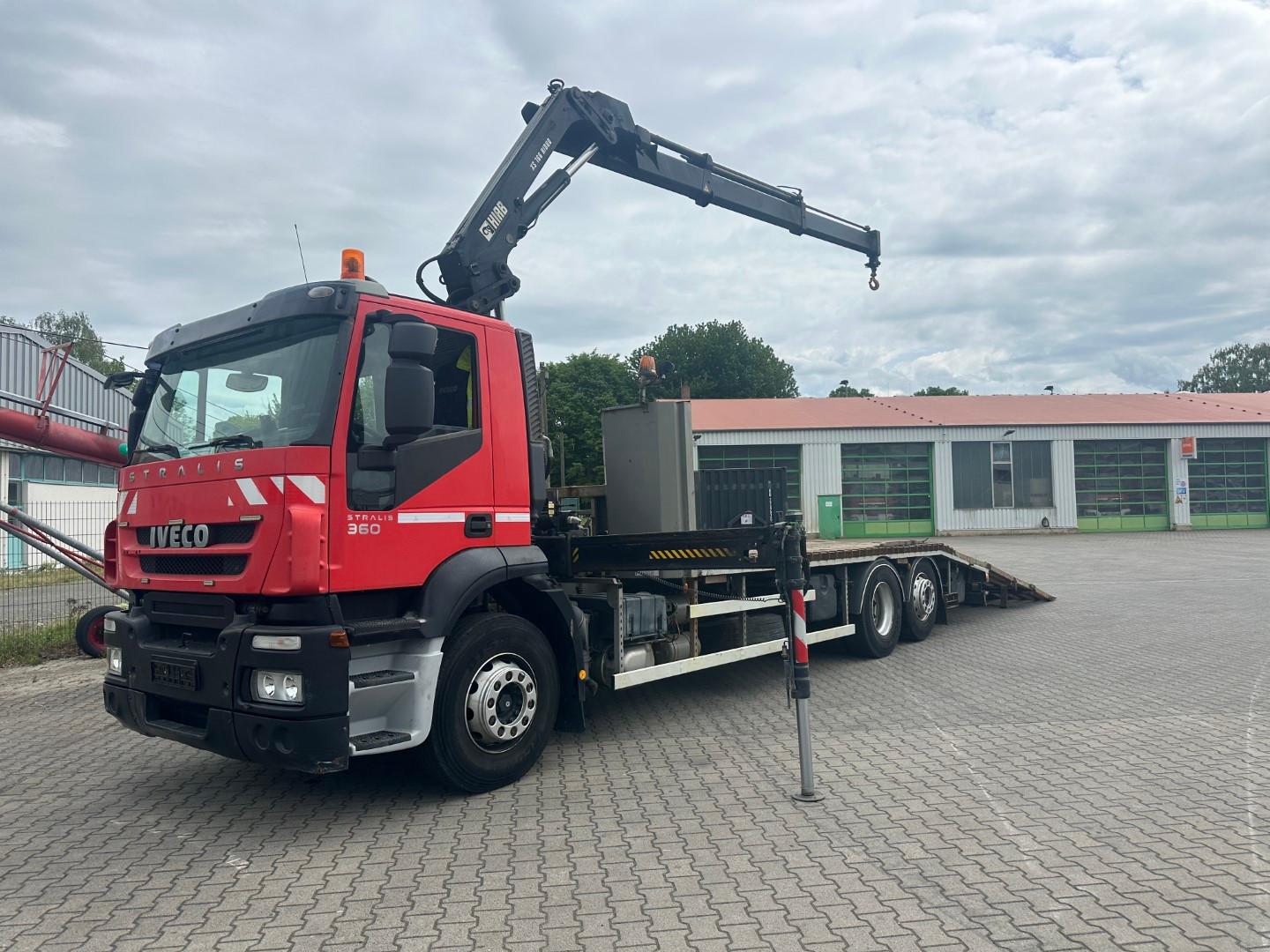 Iveco AD260S36 / Hiab 166 Funk / Maschinentransporter
