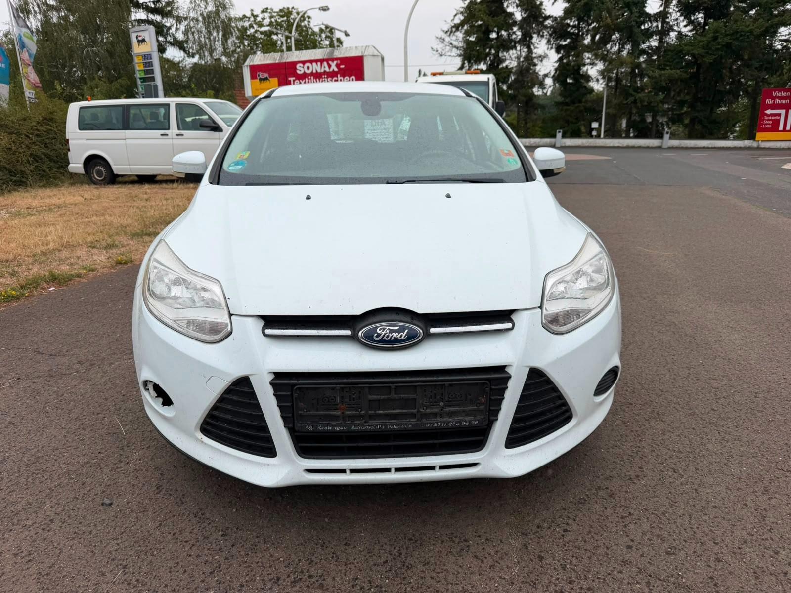 Ford Focus 2013 — interior