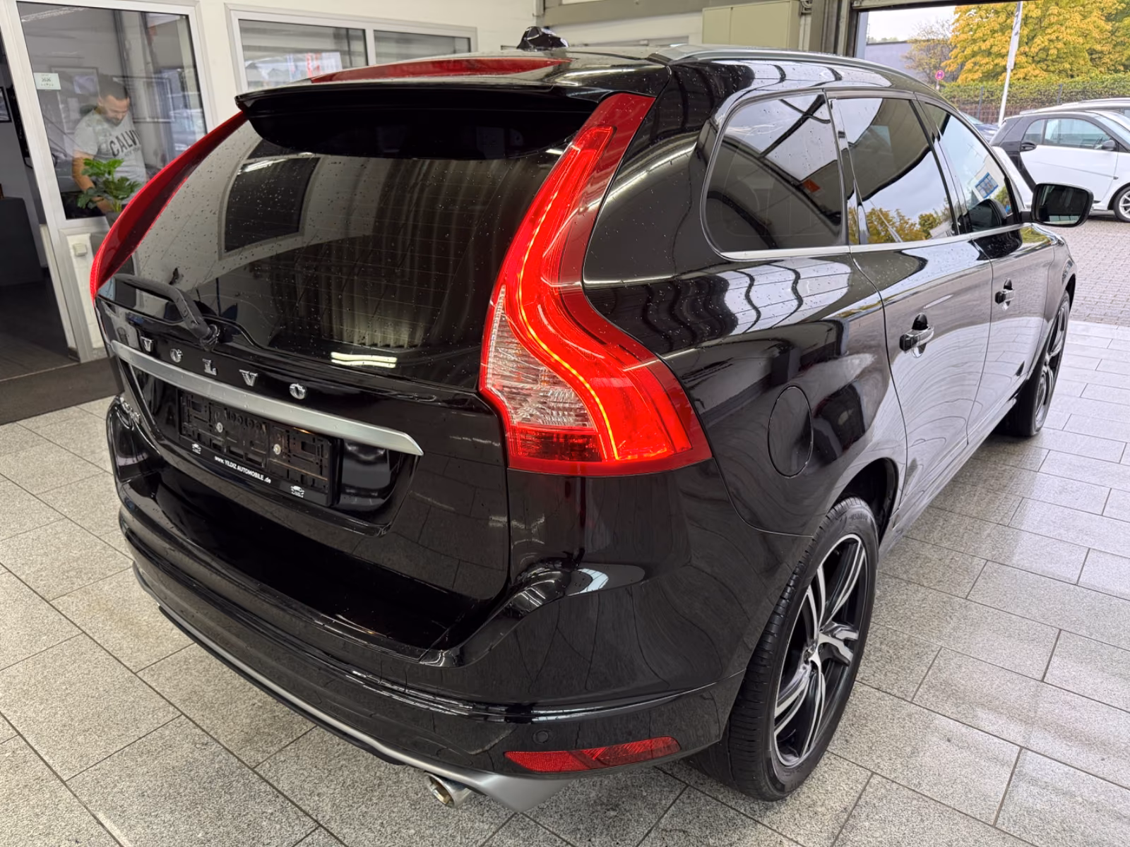 Volvo XC60 2.0 D4*MOMN*R-DSGN*2WD*ACC*PAN*CAM*BI-XN*AH