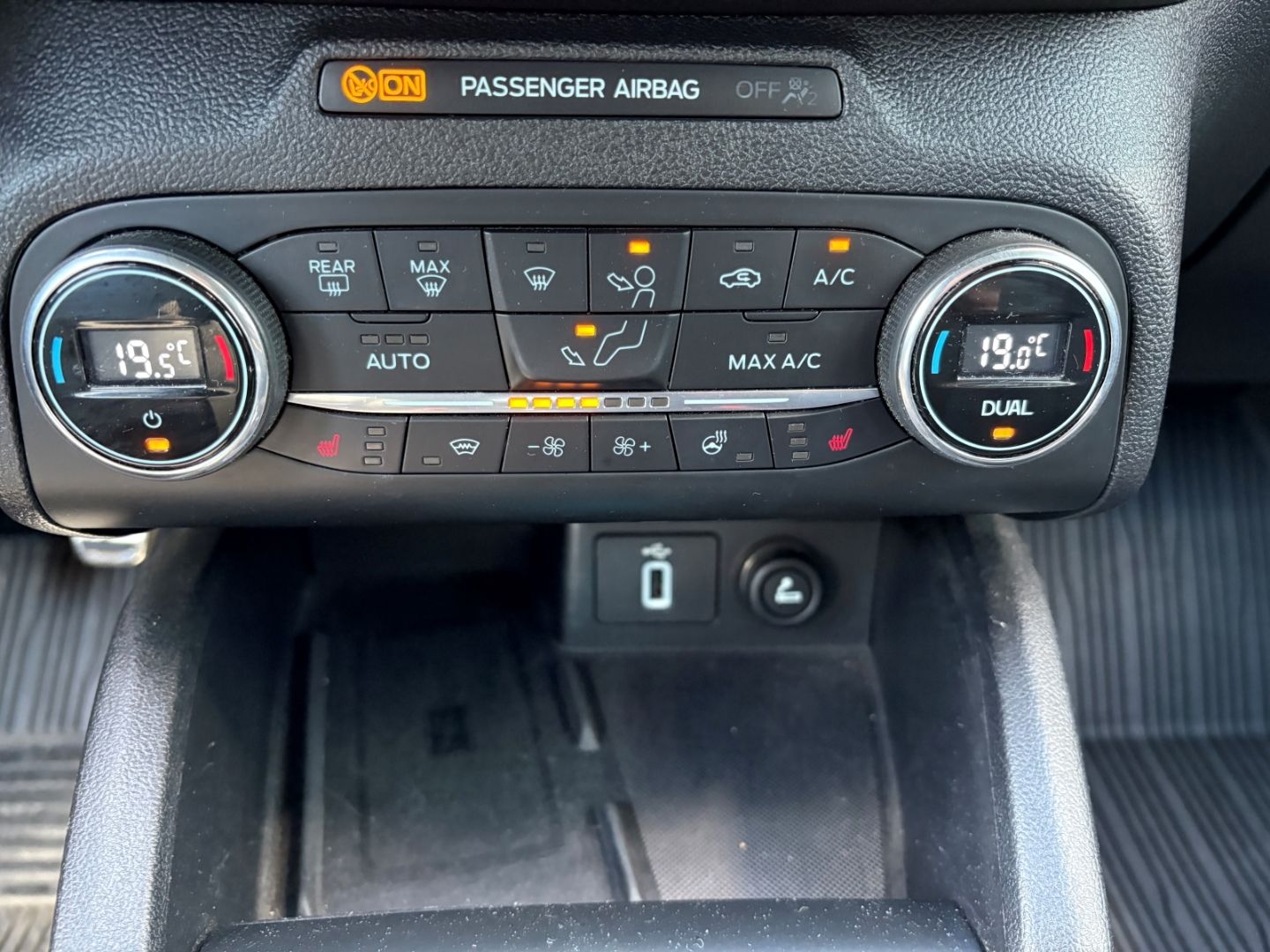 Fahrzeugabbildung Ford Focus Turnier ST-Line LED Kamera HeadUpDisplay