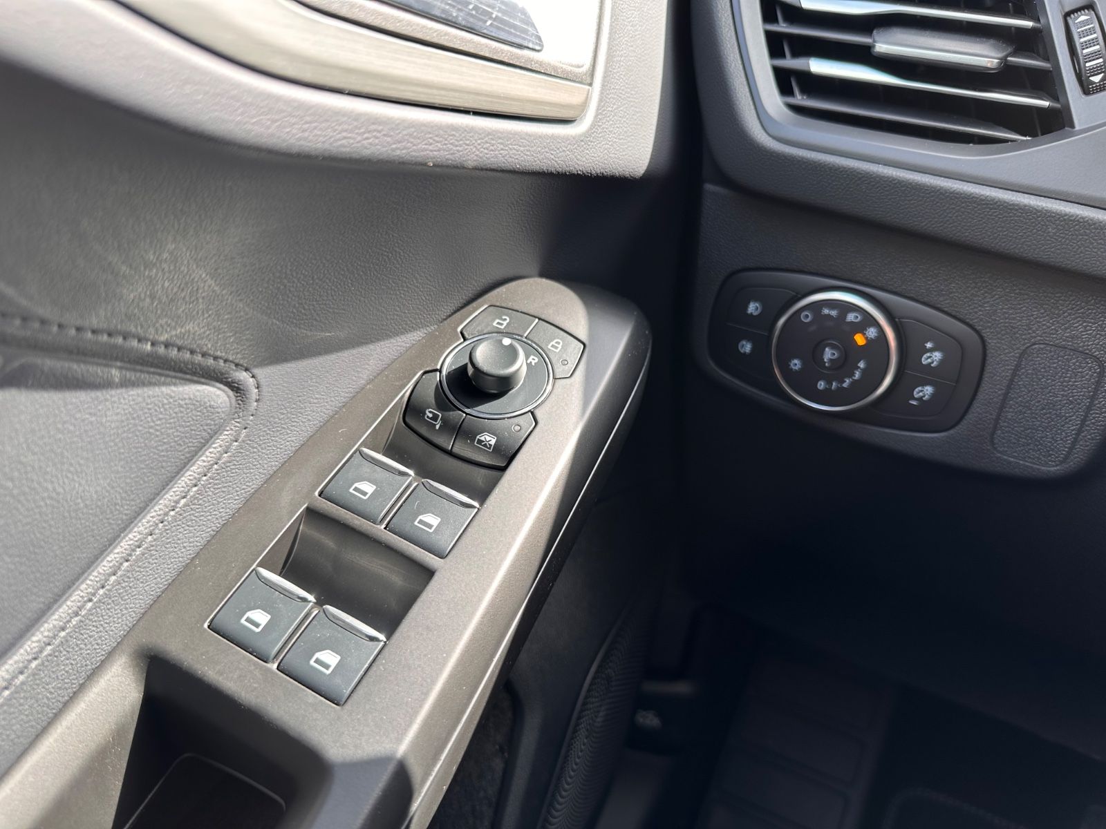 Fahrzeugabbildung Ford Focus Turnier 1.5 TDCi Titanium X Autom Navi/LED
