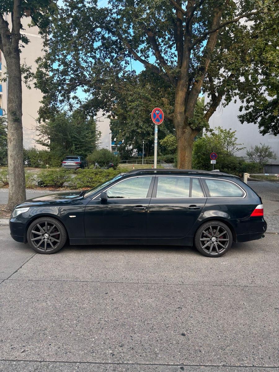 BMW 525 2006 — rear view