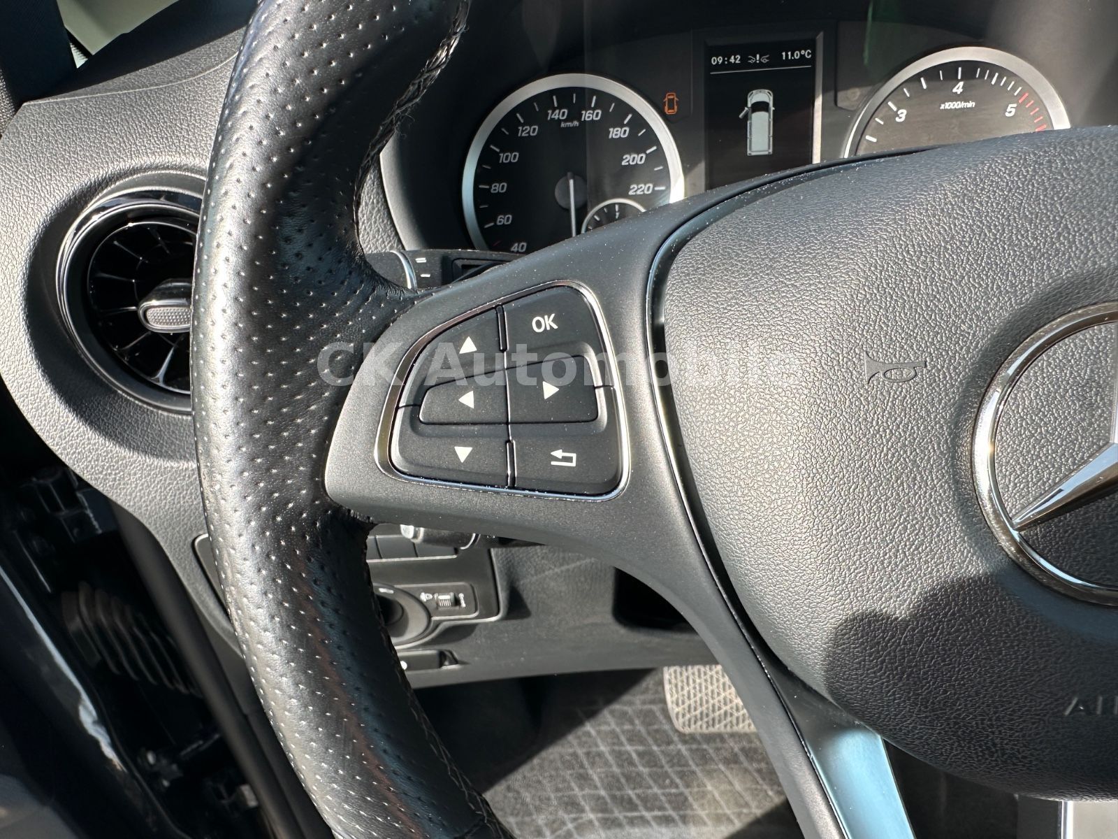 Fahrzeugabbildung Mercedes-Benz Vito Tourer Pro 124 Edition Autom/8Sitze/Kam/AHK