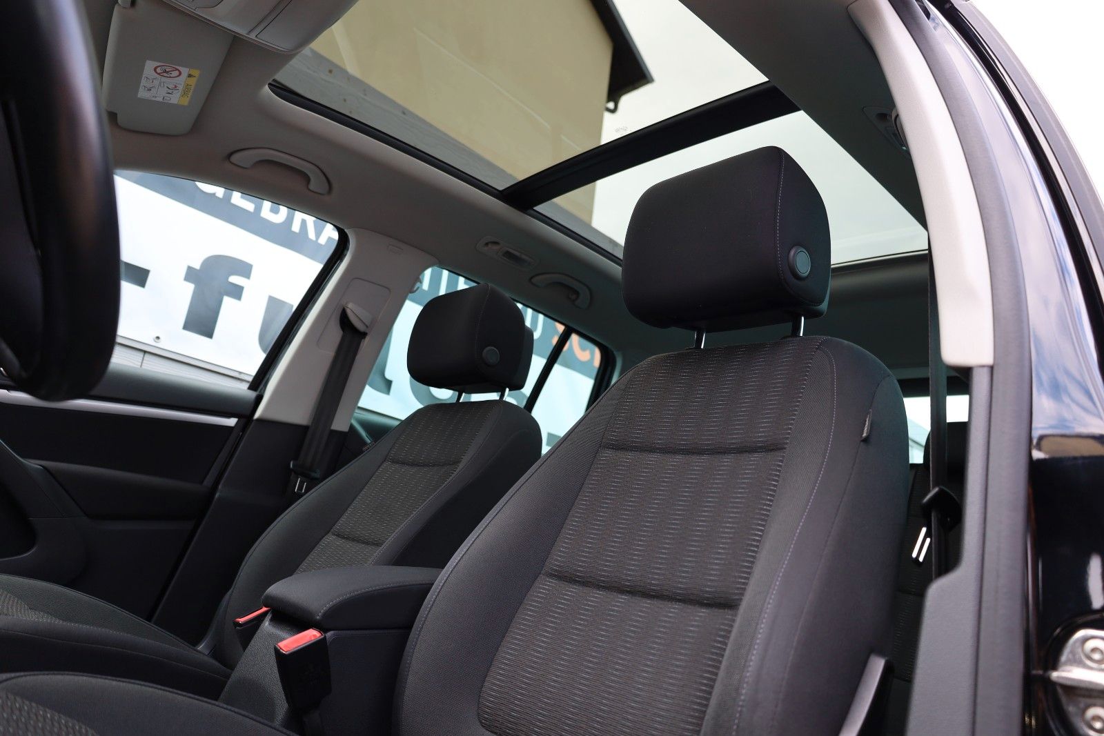 Fahrzeugabbildung Volkswagen Tiguan Sport & Style Navi,Xenon,Panorama,SH,PDC