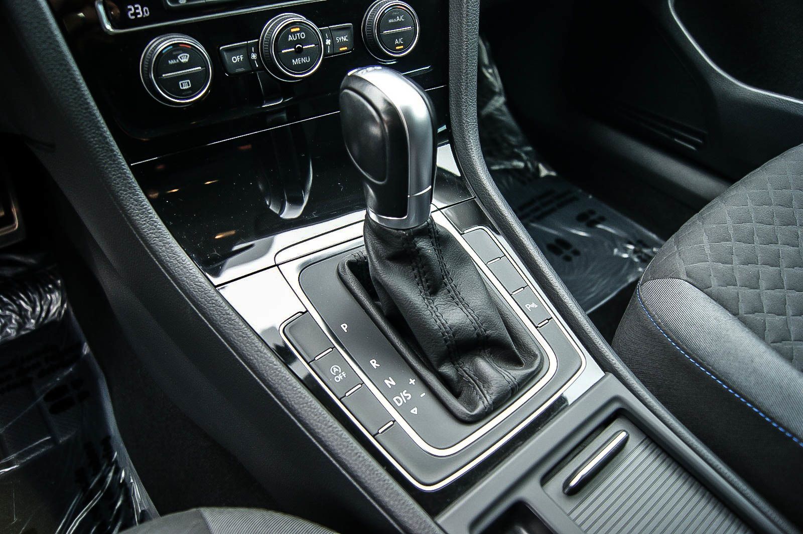 Fahrzeugabbildung Volkswagen Golf VII Variant 14TSI DSG JOIN ANHZV KAMERA PDC