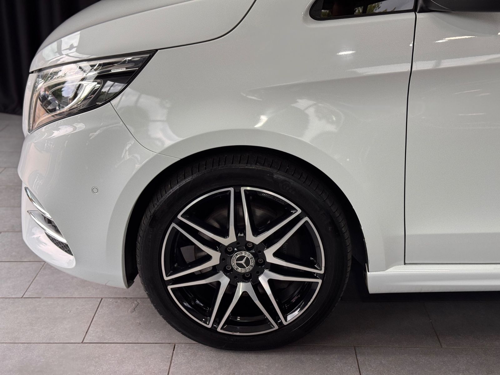 Fahrzeugabbildung Mercedes-Benz V 300d EDITION lang|AMG-LINE|7-SITZER|AHK|NAVI|