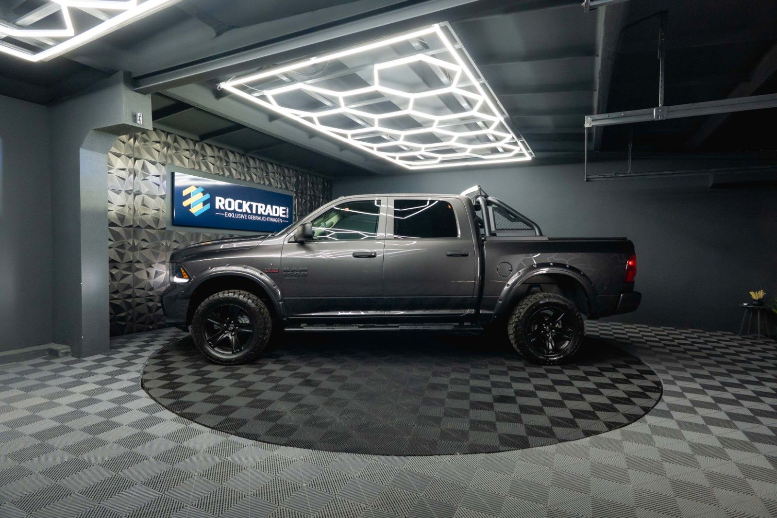 Fahrzeugabbildung Dodge RAM 5.7 V8 HEMI 4x4 OFFROAD Night-Paket *LED*19%