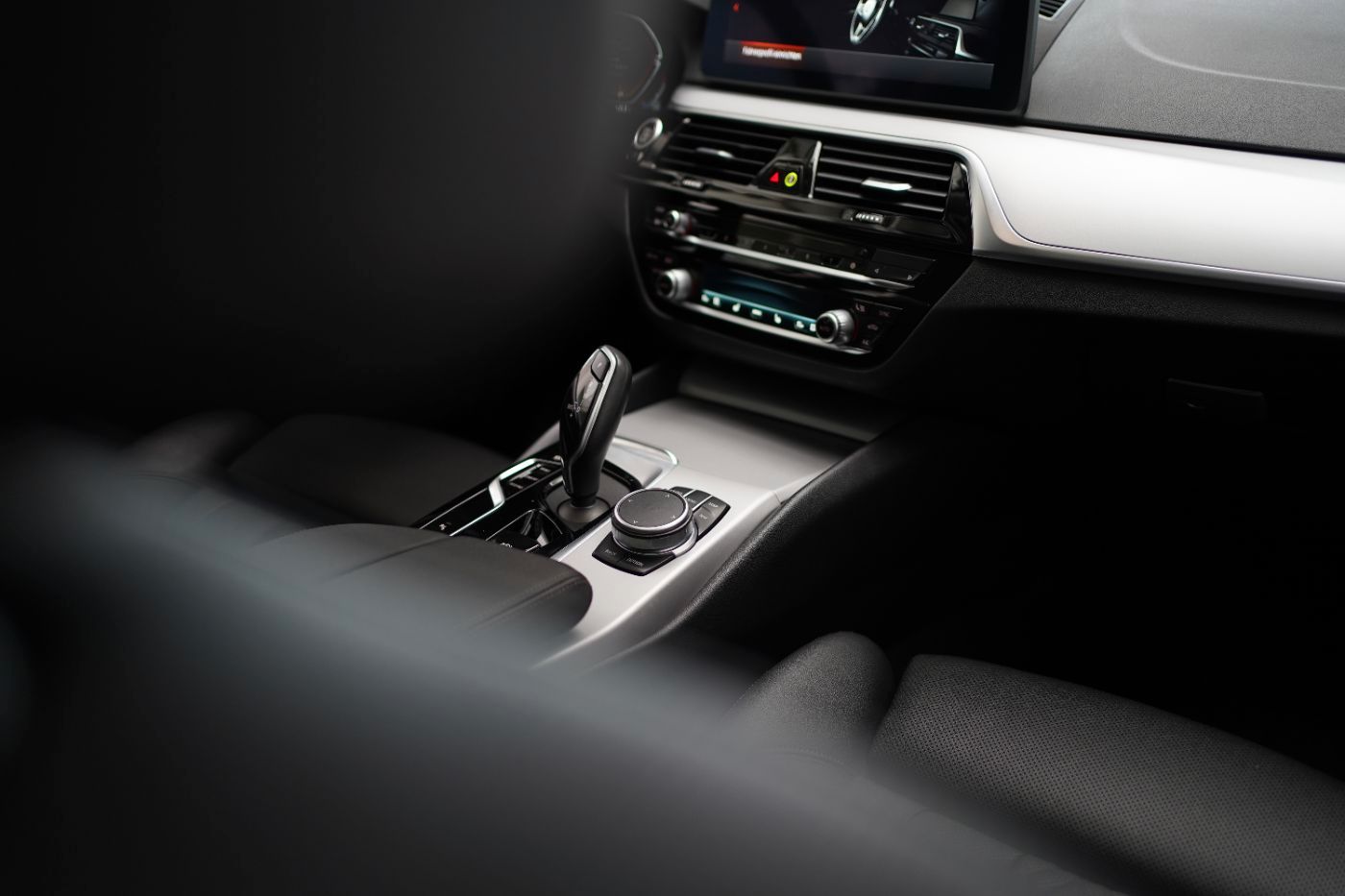 Fahrzeugabbildung BMW 520dA xDrive 3xKlima+Glasdach+LED+ParkAssist+AHK