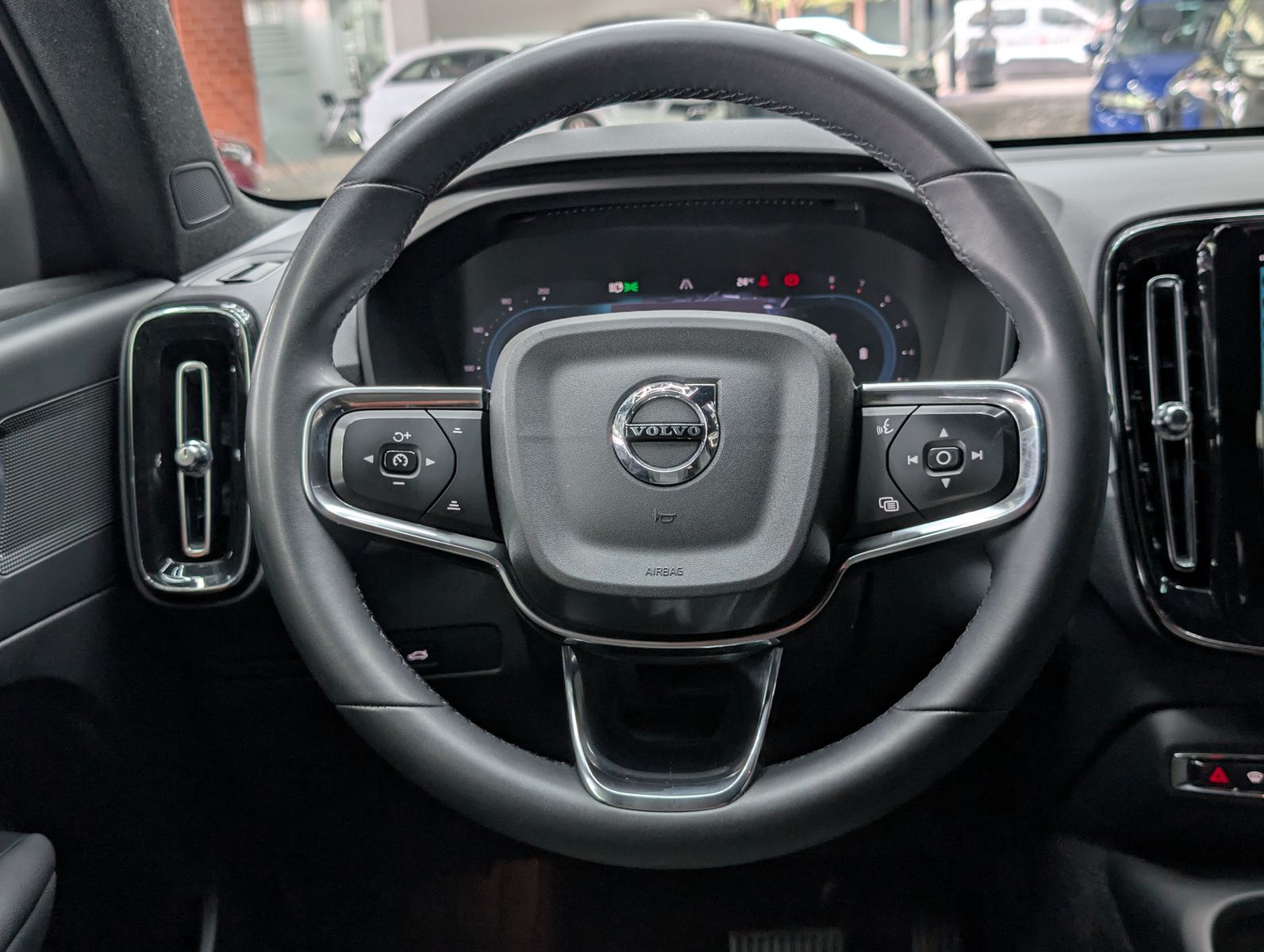 Fahrzeugabbildung Volvo XC40 B3 Core Winter-Pk. LED*VC*KEYLESS*SOUND*18"