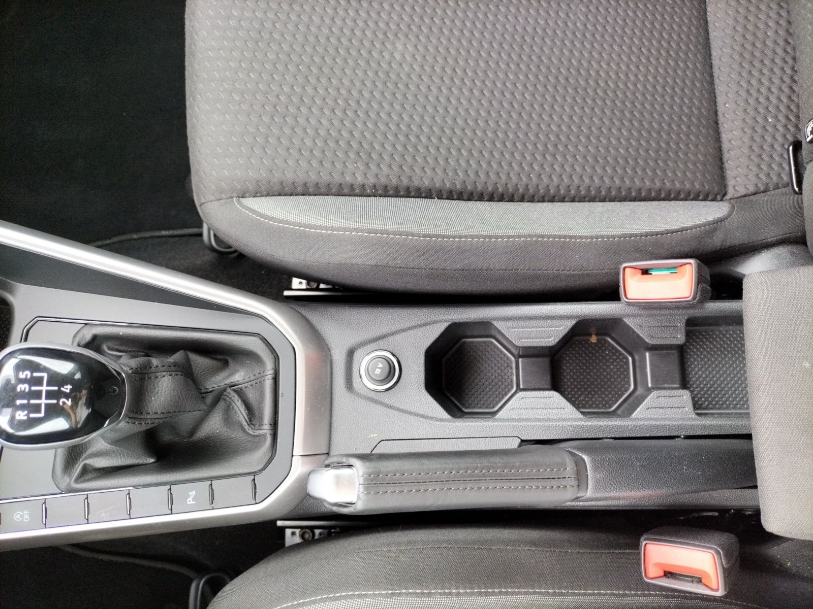 Fahrzeugabbildung Volkswagen Polo TSI Life LED Navi AID ACC PDC SH