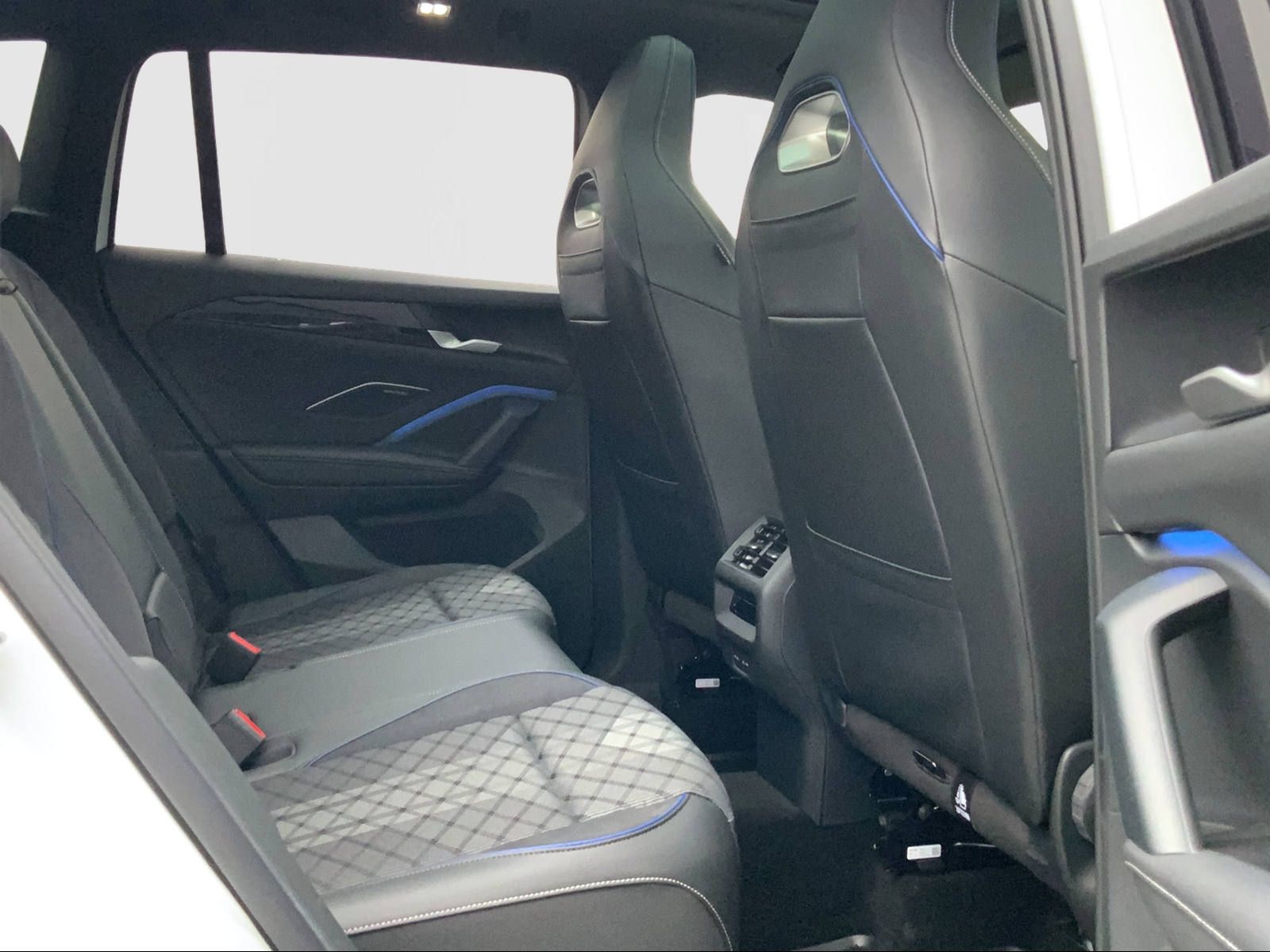 Tiguan R-Line 1,5l eTSI IQ.LIGHT,PANO,STHZ.