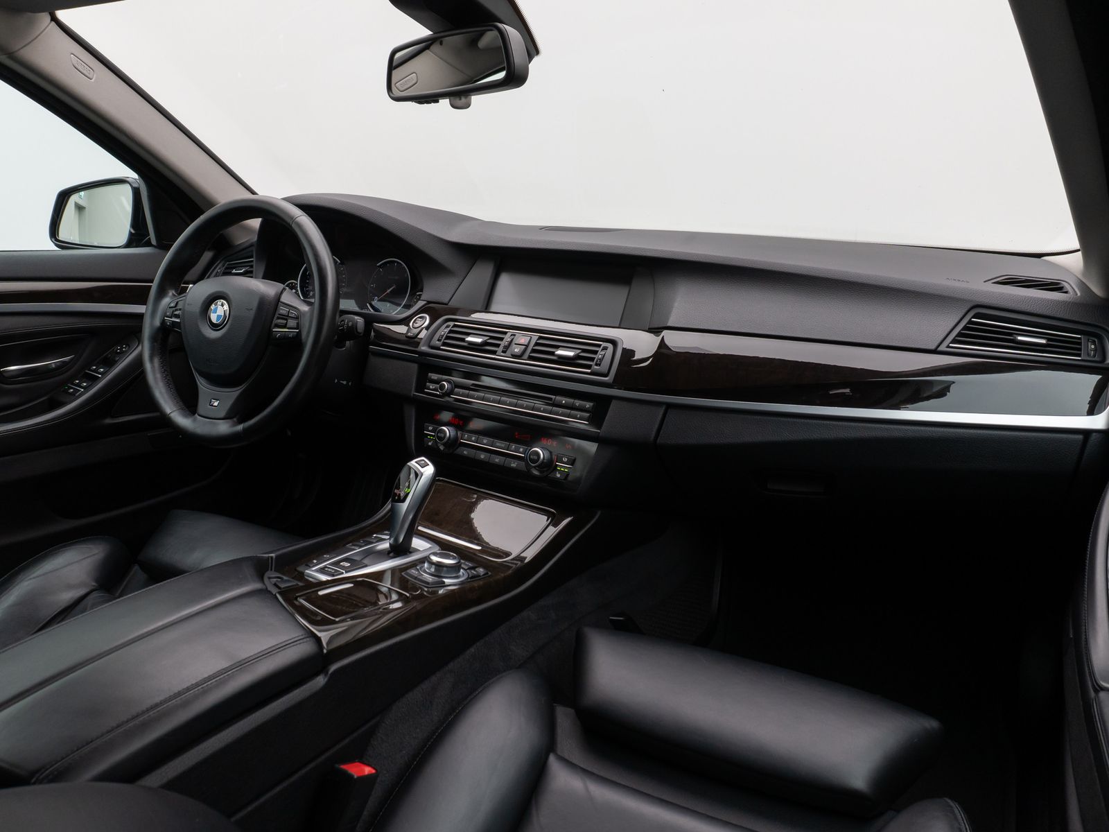 Fahrzeugabbildung BMW 530d HUD HiFi 360°Xenon SoftCl AHK Komfort Sport