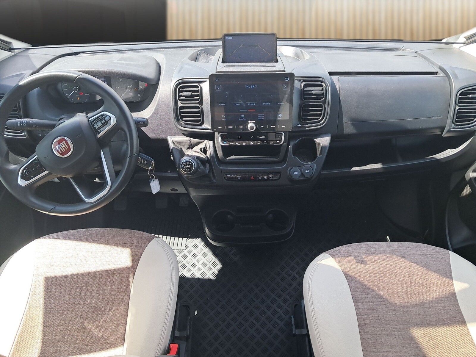 Fahrzeugabbildung Eura Mobil Van 635 EB Navi, Markise, Fahrradträger, AHK