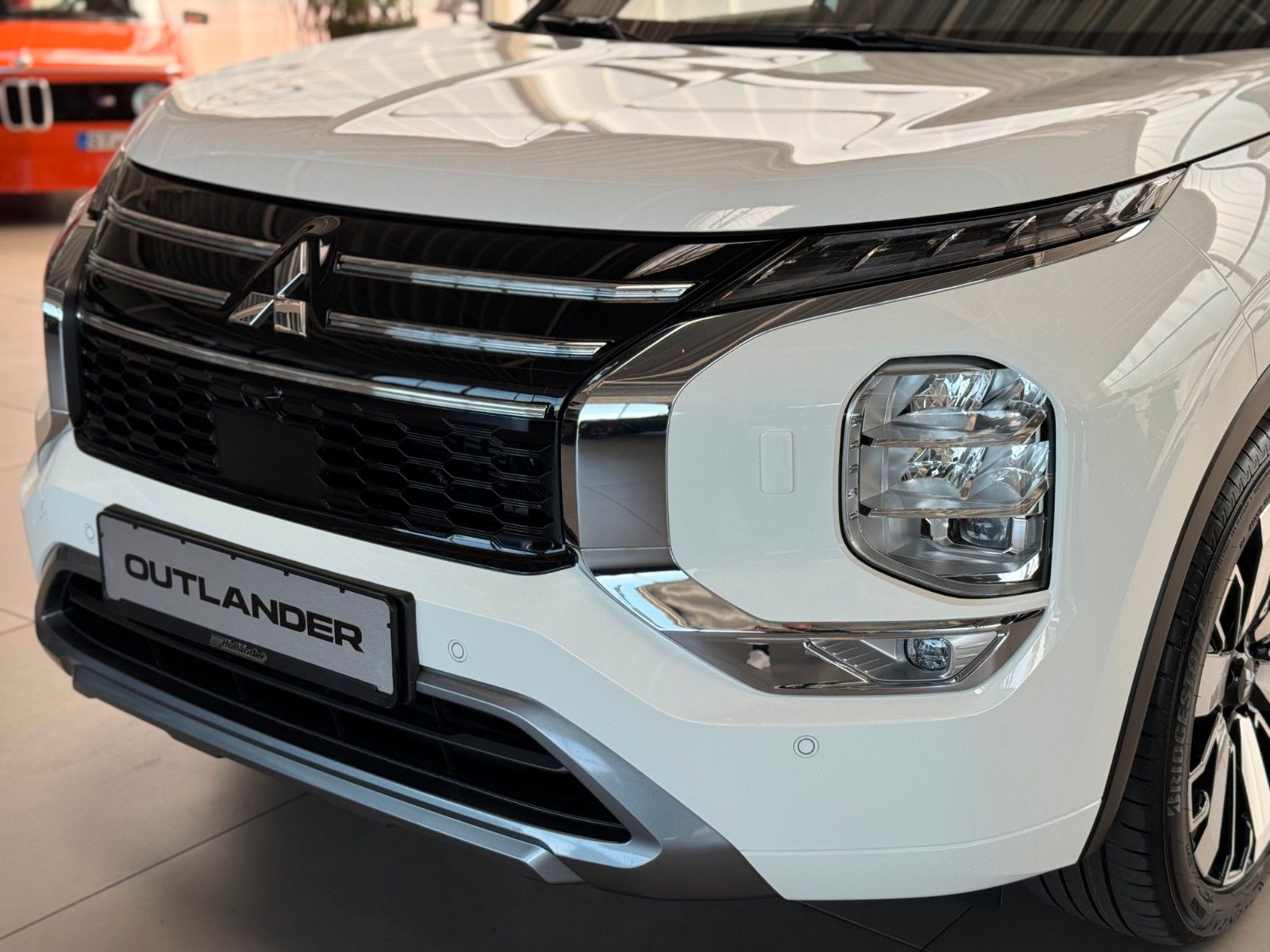 Fahrzeugabbildung Mitsubishi Outlander 2.4 PLUG-IN HYBRID 4WD TOP