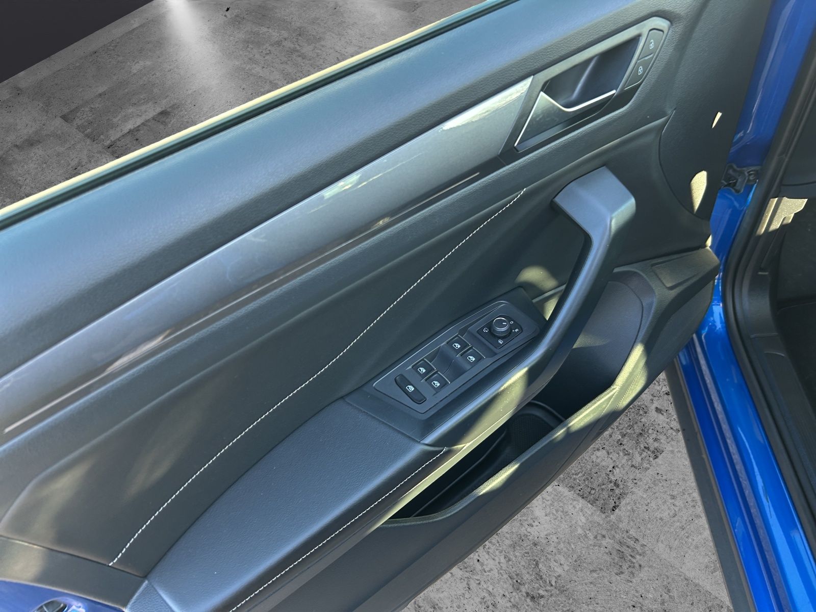 Fahrzeugabbildung Volkswagen T-Roc Style TDI LED+ ACC SH AppConnect Ambiente