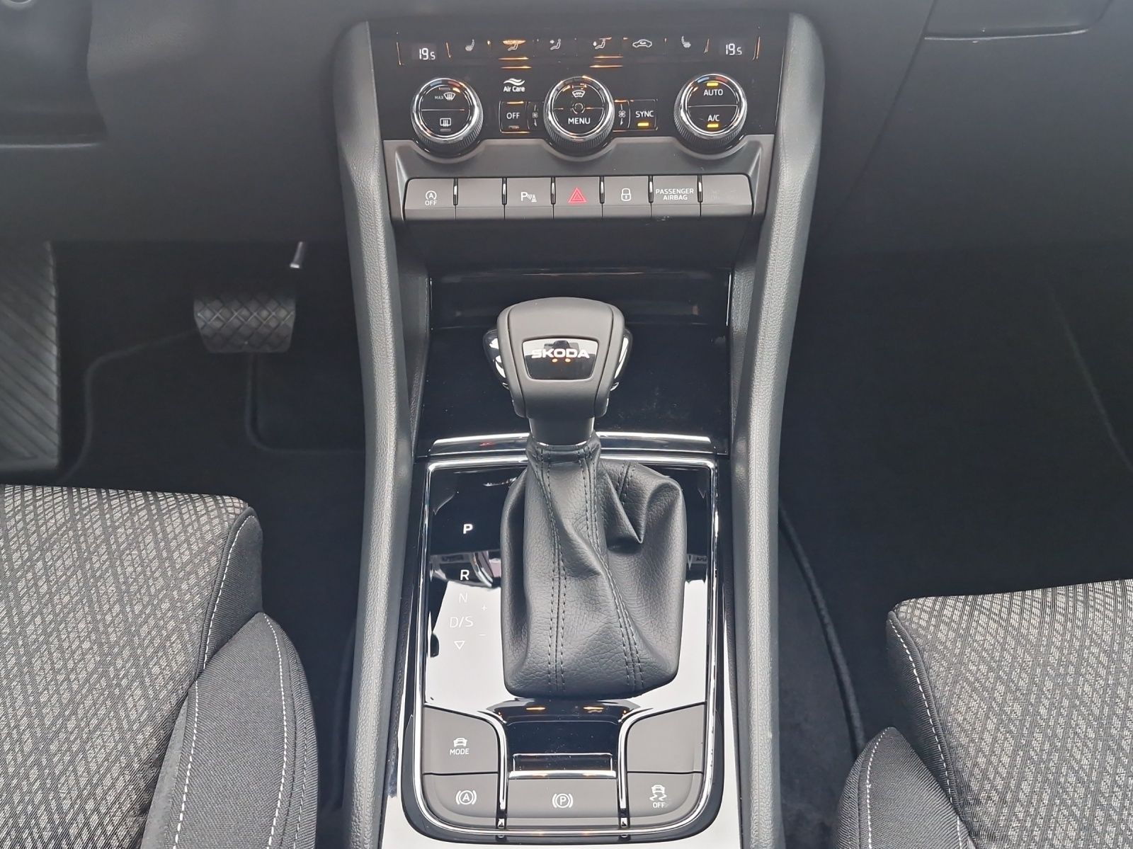 Fahrzeugabbildung SKODA Karoq Balance 1.5 TSI DSG AHZ RFK ACC