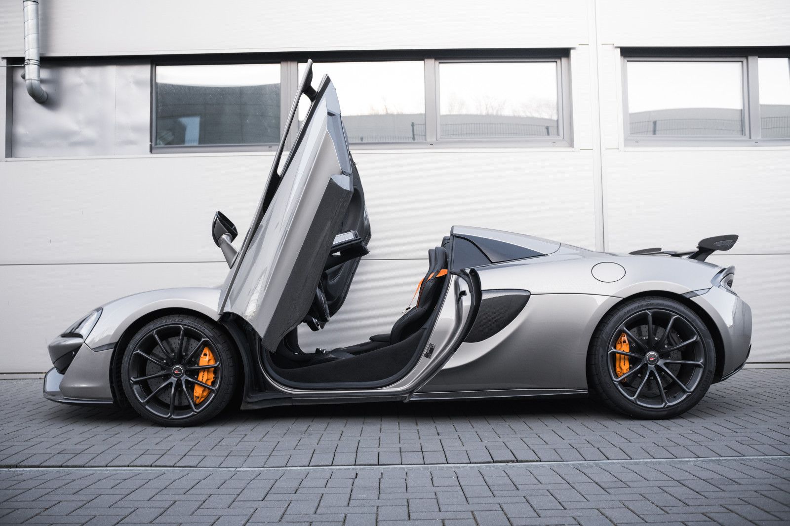 Fahrzeugabbildung McLaren 570S Spider, Lift-el. Sitze-Kamera-B&W
