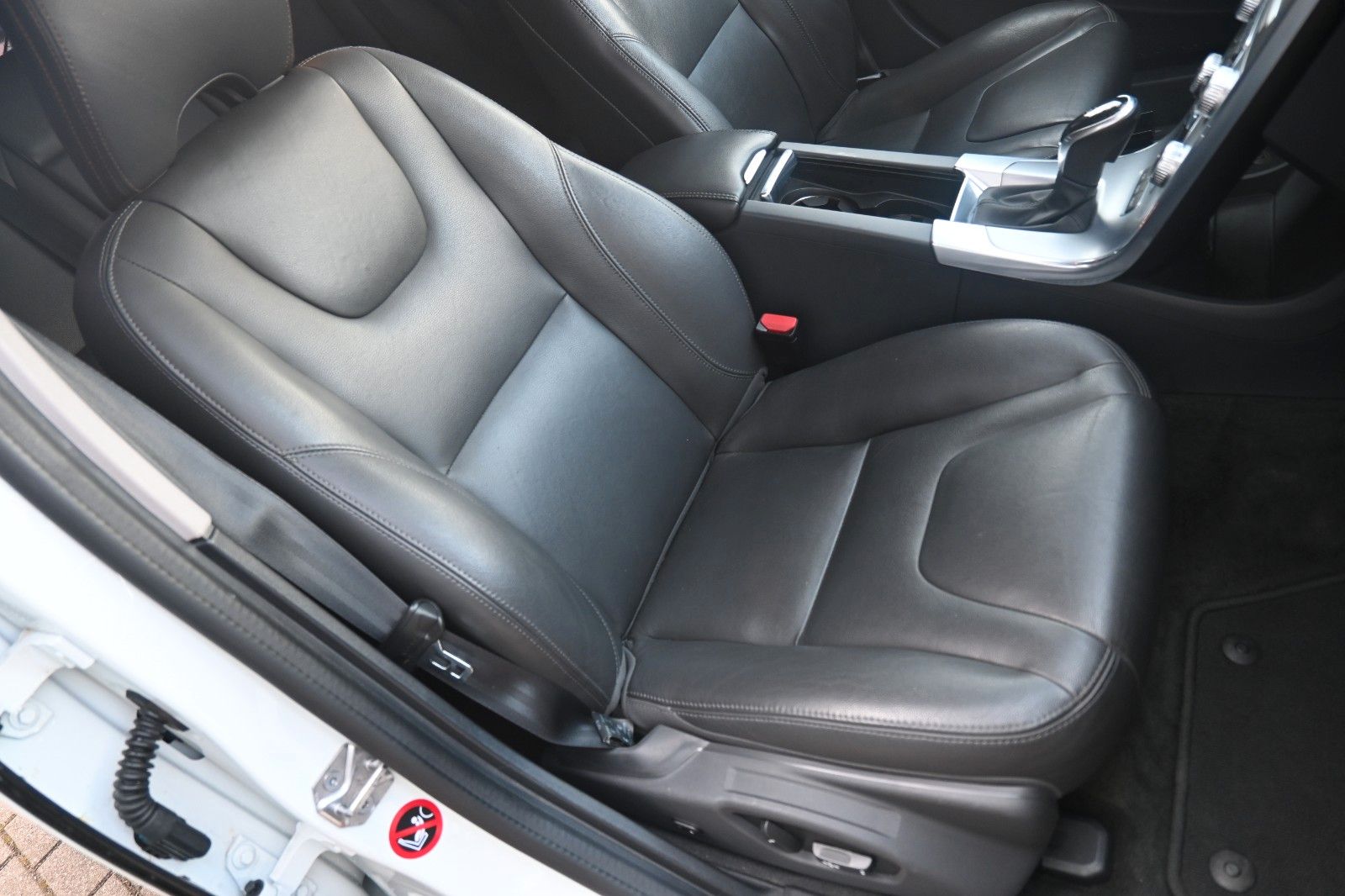 Fahrzeugabbildung Volvo **Mietkauf**V60D6*Sum*SD*NAVI*STHZ*E-KZ*Diesel