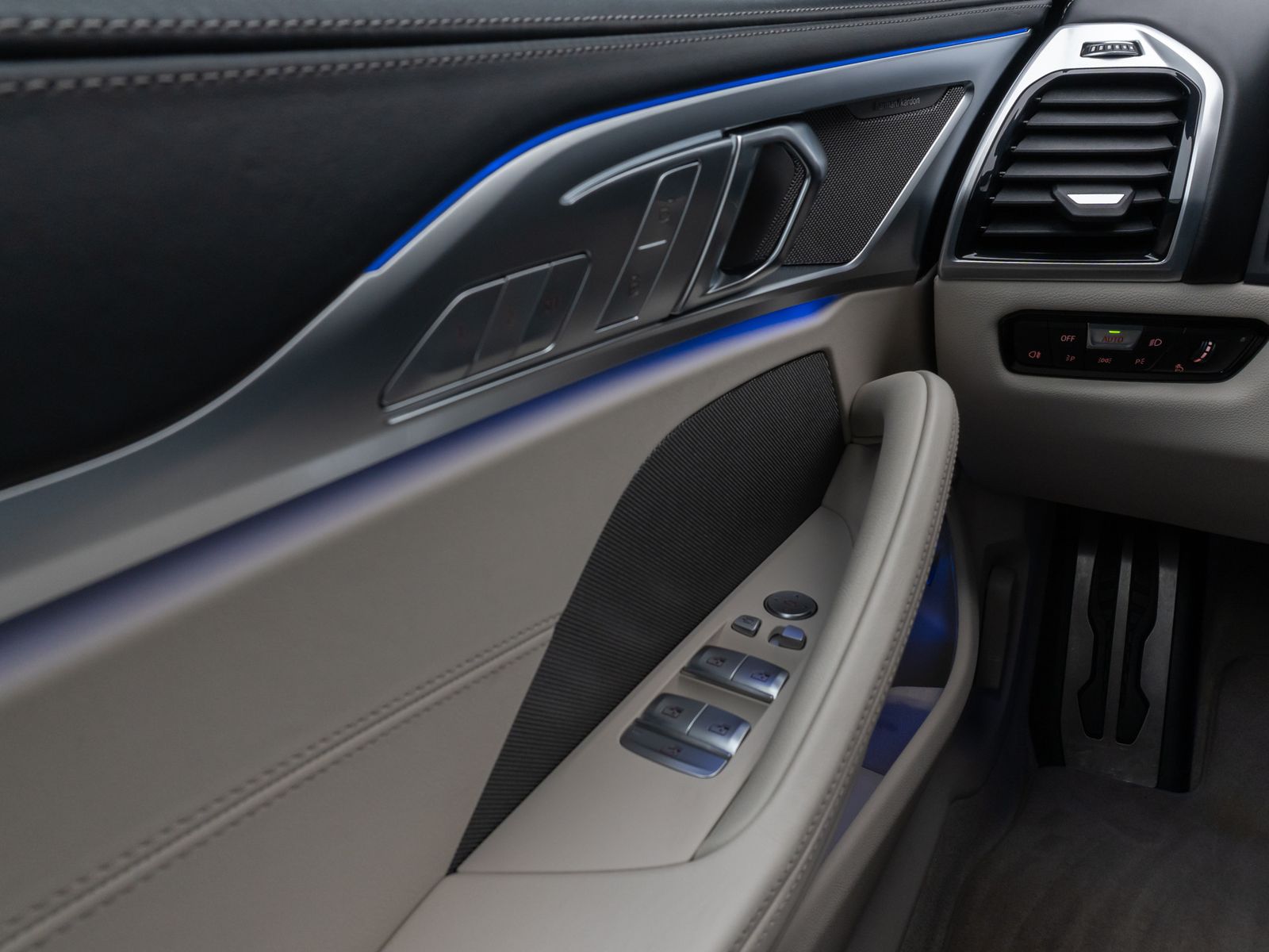 Fahrzeugabbildung BMW 840d xD Gran Coupè Laser 360°HUD SoftCl DisplKey