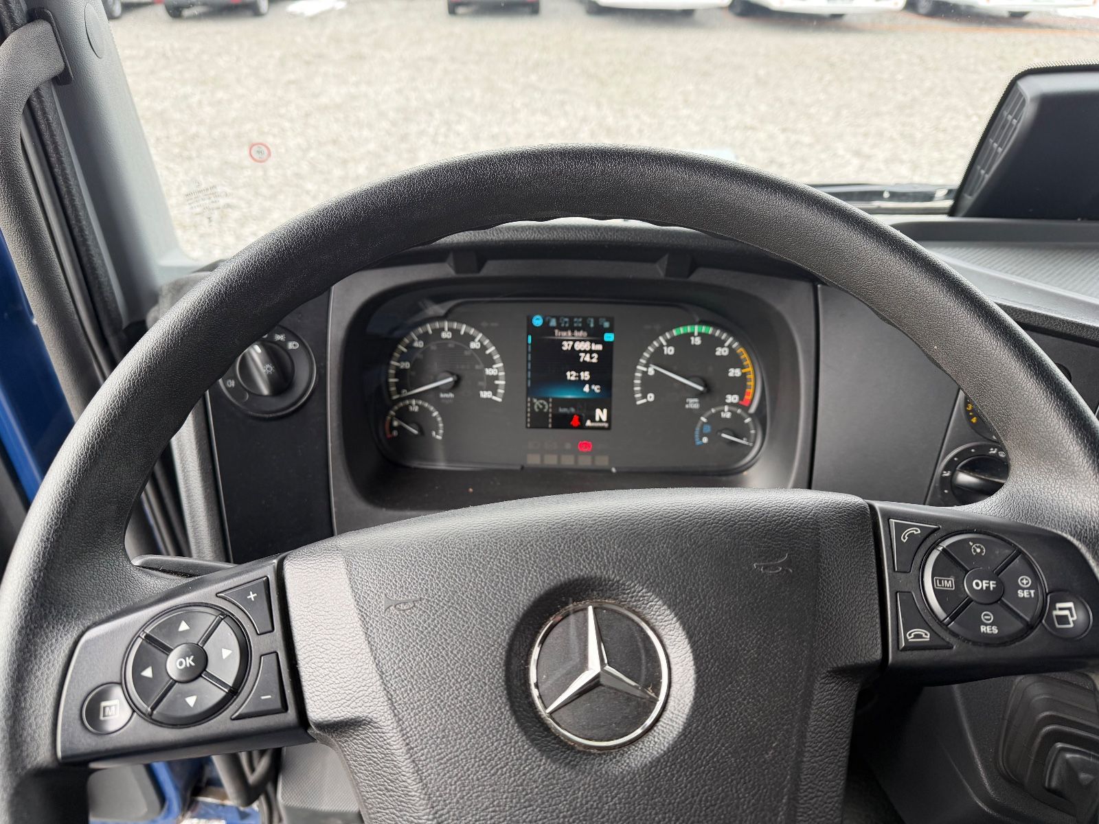 Fahrzeugabbildung Mercedes-Benz Atego 1524 Tiefkühler Thermo King LBW