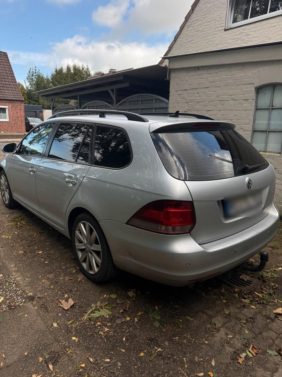 Volkswagen Golf 2011 — rear view