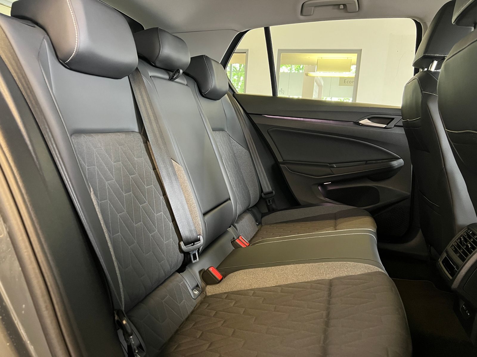 Fahrzeugabbildung Volkswagen Golf VIII GOAL 1.5 eTSI DSG *AHK,LED,ACC,Navi,Ka
