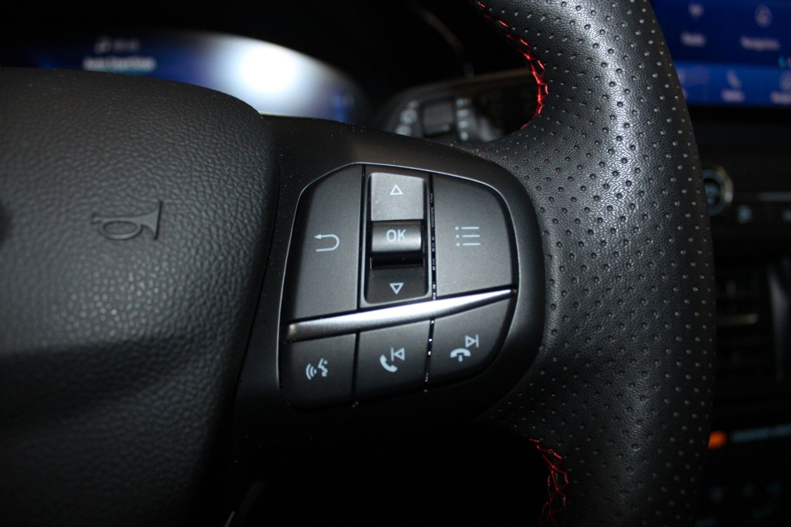 Fahrzeugabbildung Ford Focus ST-Line X Turnier AHK LED NAVI CAM WinterP