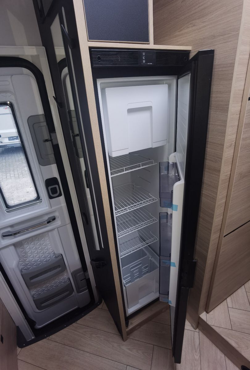 Fahrzeugabbildung Challenger 317 Graphite Edition m. Hubbett