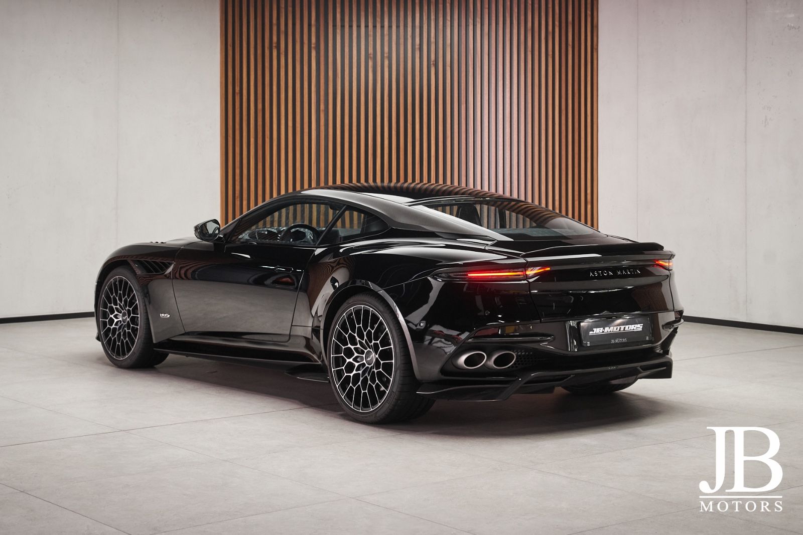 Fahrzeugabbildung Aston Martin DBS V12 770 Ultimate Carbon Performance Seats