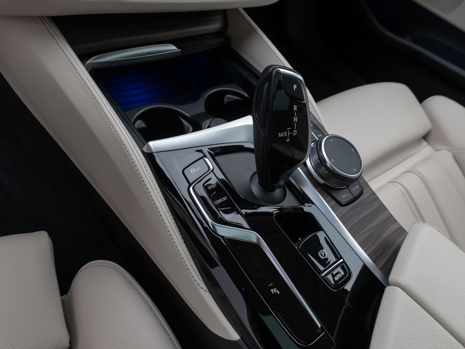 Fahrzeugabbildung BMW 530d Luxury Line Panorama Kamera HUD DAB Sport