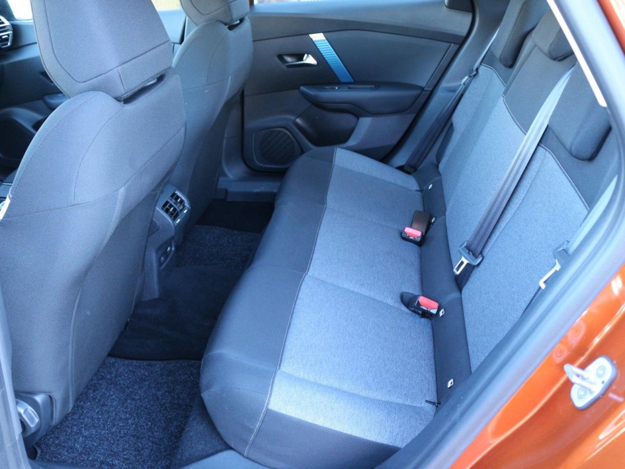 Fahrzeugabbildung Citroën ë-C4 FEEL 136