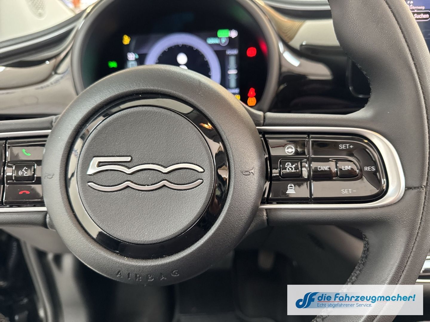 Fahrzeugabbildung Fiat 500 e Navi Soundsystem Apple CarPlay Android Au
