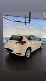 Toyota Auris 1,33-l-Dual-VVT-i - - Toyota Auris Gebrauchtwagen in Hamburg