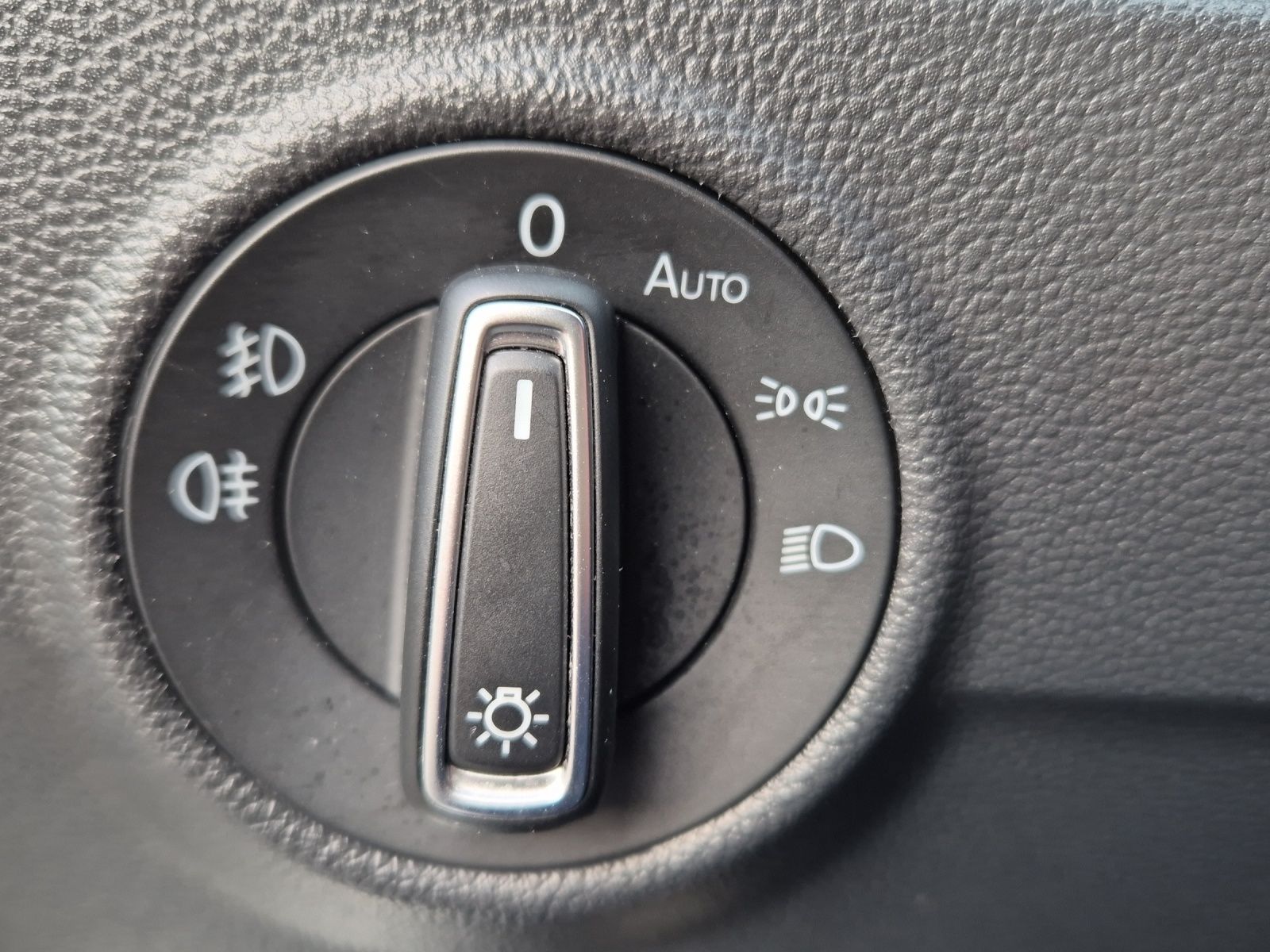 Fahrzeugabbildung Volkswagen T-Roc 1.5 TSI Sport LED Navi