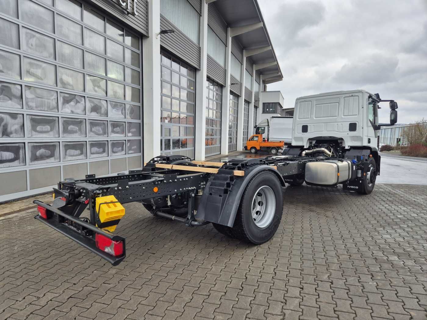 Fahrzeugabbildung Iveco Eurocargo ML180E28/P 4x2 ZF-Automatik 8AP 3Stück