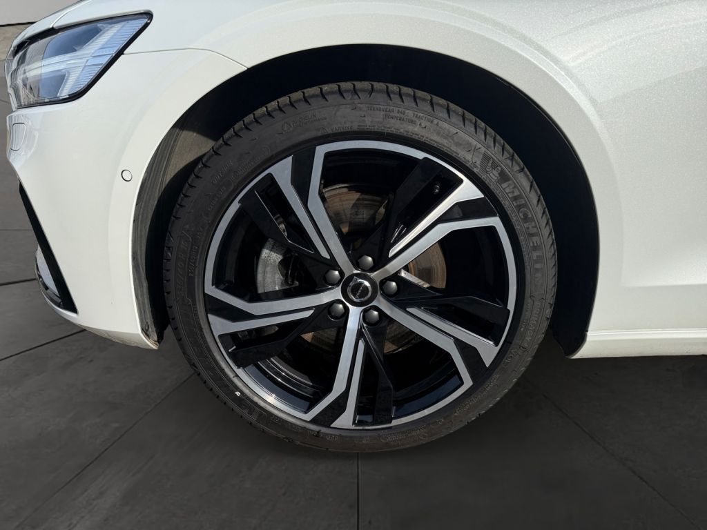 VOLVO V60 B4 B DKG Plus Dark 360° HUD AHK semi elektr. VOLVO V60 B4 B DKG Plus Dark 360° HUD AHK semi elektr.